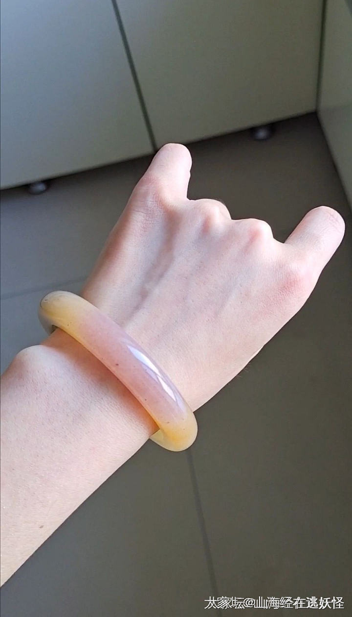 佘太翠水蜜桃手镯_玉石