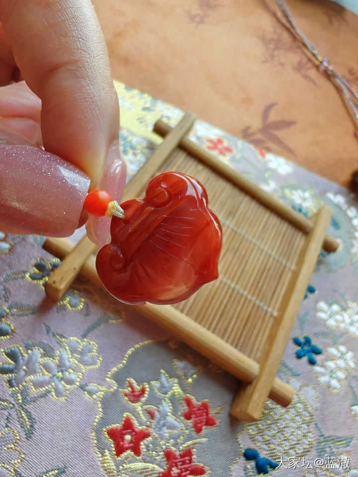 出一些杂七杂八的小玩意儿，南红玛瑙琥珀水晶都有，很适合夏天的彩色多巴胺色系_玉石