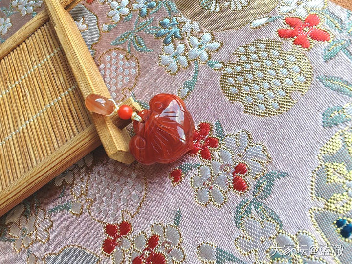 出一些杂七杂八的小玩意儿，南红玛瑙琥珀水晶都有，很适合夏天的彩色多巴胺色系_玉石