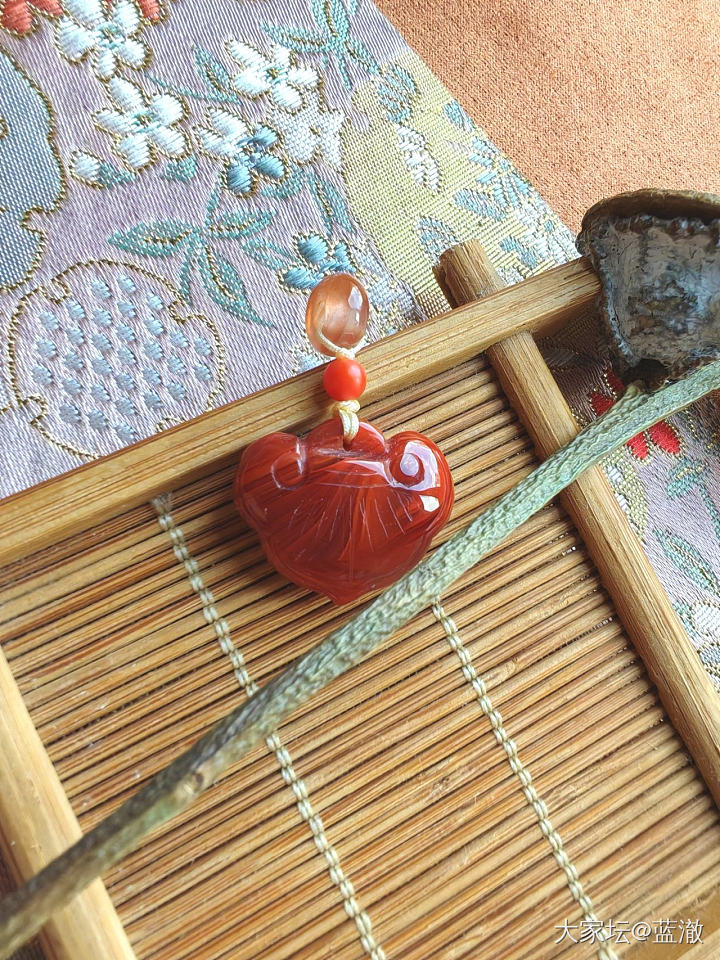出一些杂七杂八的小玩意儿，南红玛瑙琥珀水晶都有，很适合夏天的彩色多巴胺色系_玉石