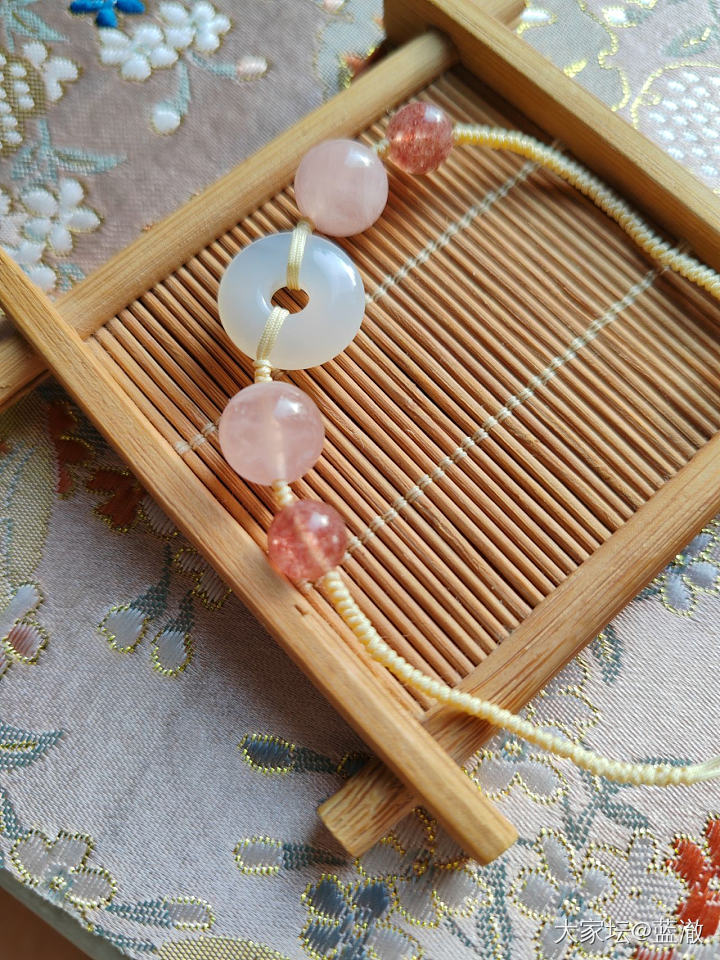 出一些杂七杂八的小玩意儿，南红玛瑙琥珀水晶都有，很适合夏天的彩色多巴胺色系_玉石