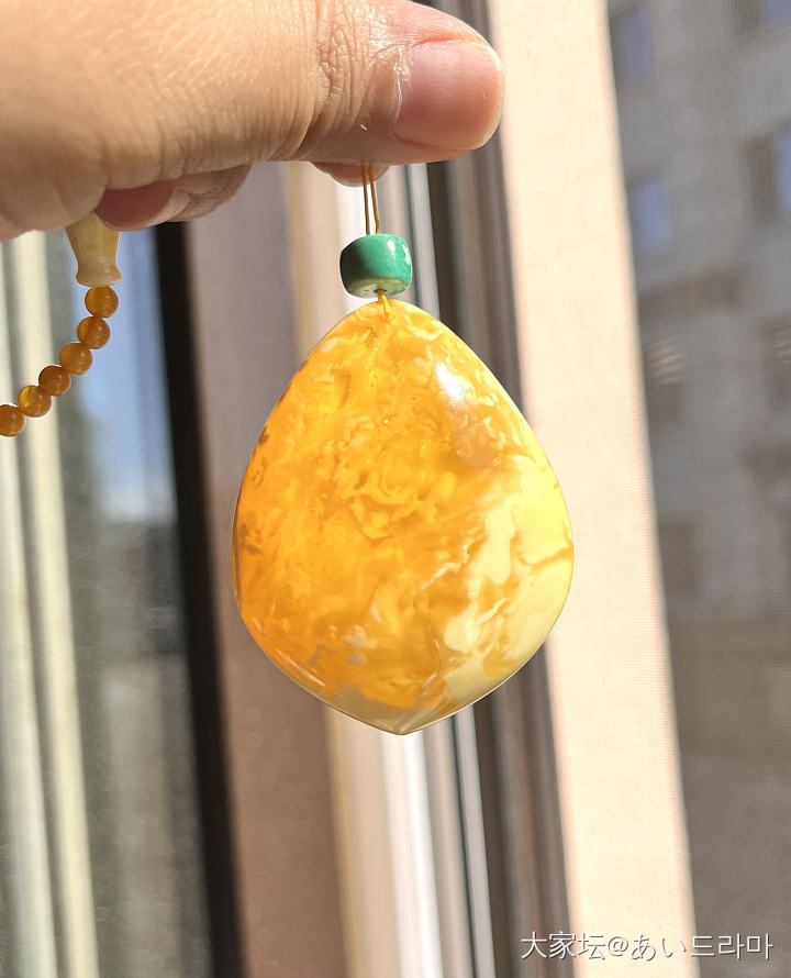 蜜蜡季~巨亏俄料白花妖花吊坠~上身图_琥珀蜜蜡