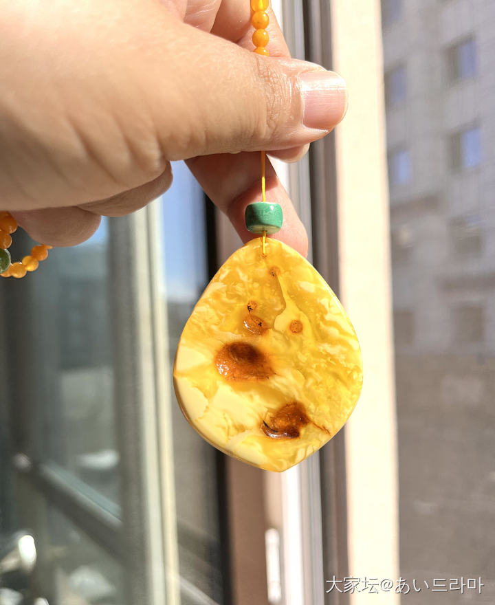 蜜蜡季~巨亏俄料白花妖花吊坠~上身图_琥珀蜜蜡