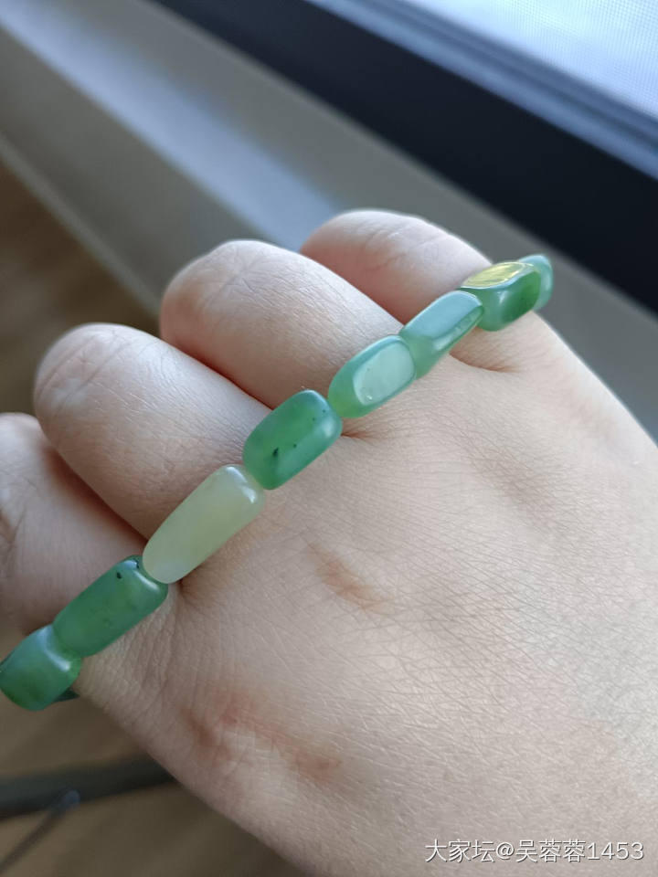 出碧玉随形手串_和田玉