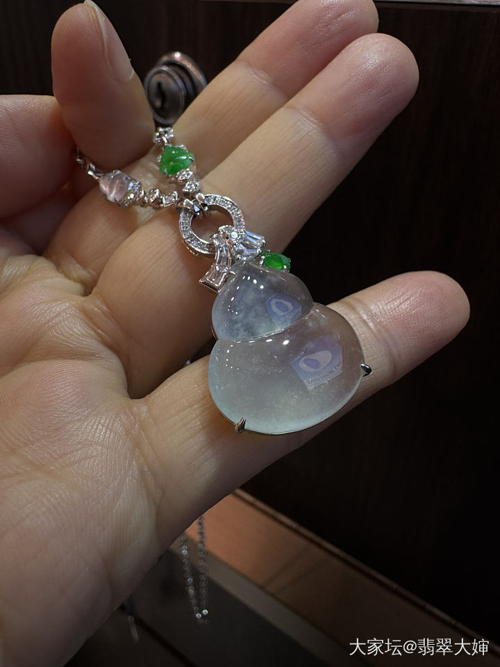 玻璃种简镶嵌大葫芦有上身照_翡翠