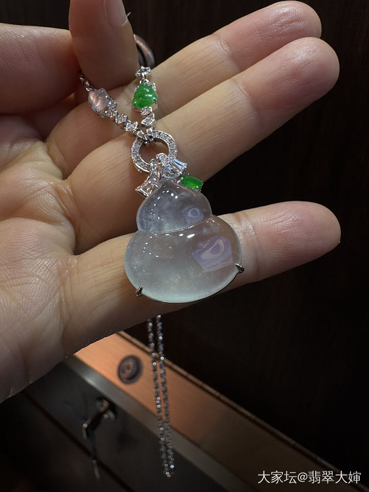 玻璃种简镶嵌大葫芦有上身照_翡翠