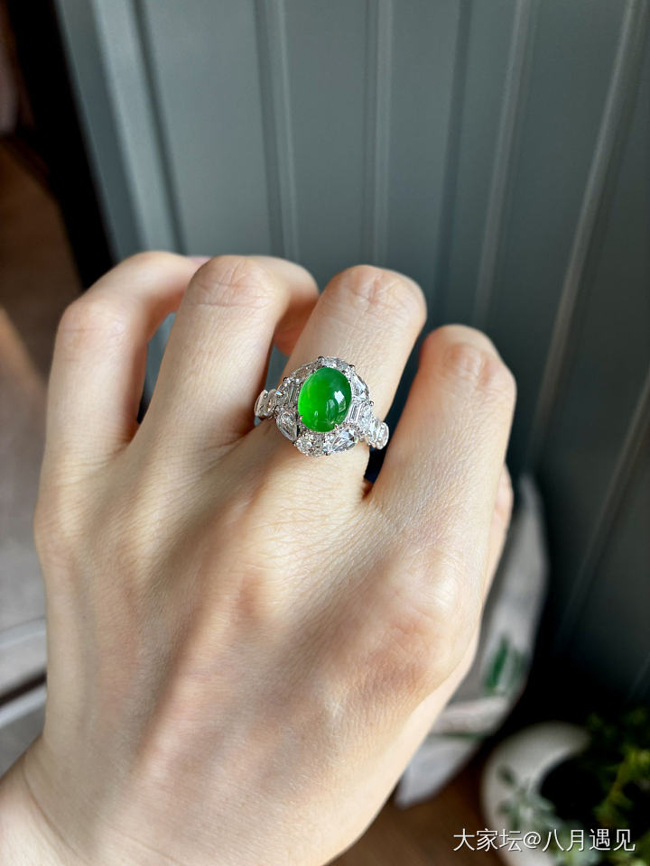 三枚小万的有种有色的绿蛋面戒指💍_翡翠