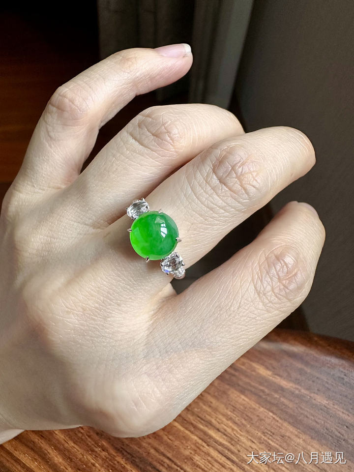三枚小万的有种有色的绿蛋面戒指💍_翡翠