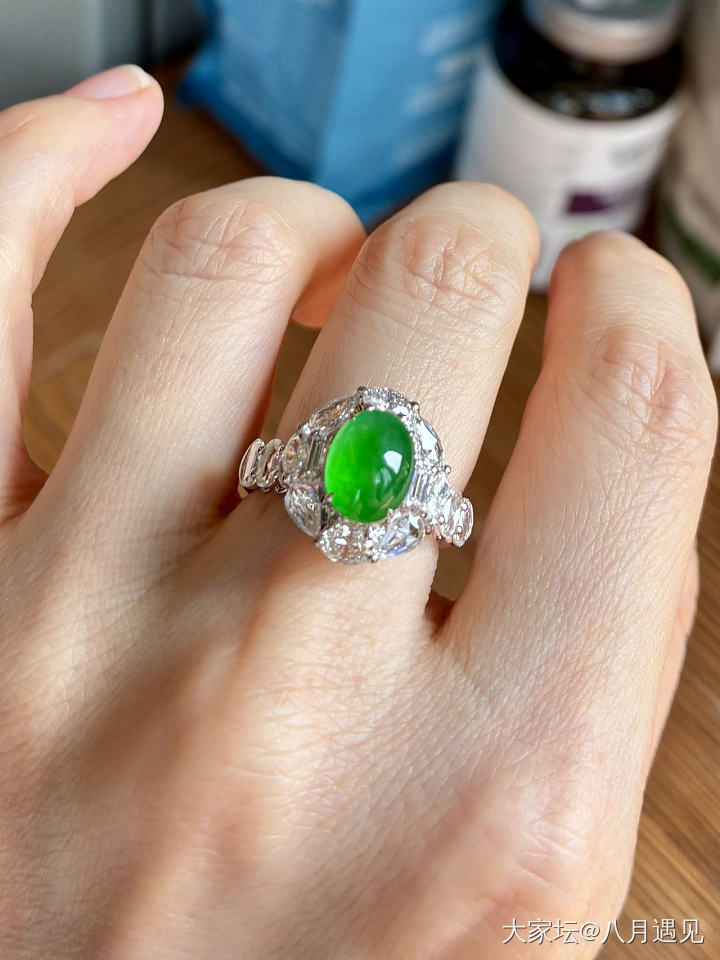 三枚小万的有种有色的绿蛋面戒指💍_翡翠