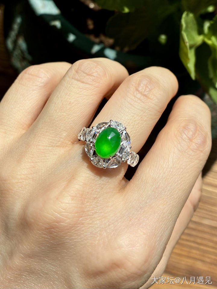 三枚小万的有种有色的绿蛋面戒指💍_翡翠
