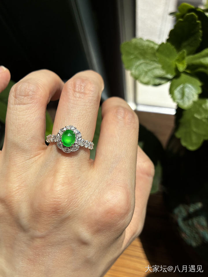 三枚小万的有种有色的绿蛋面戒指💍_翡翠