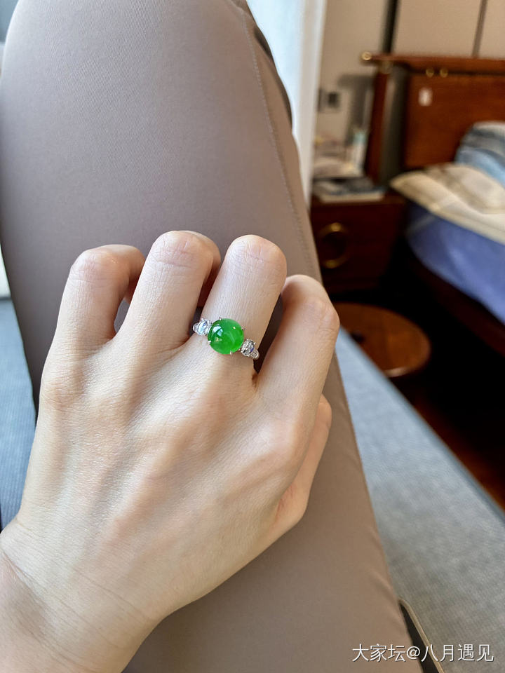 三枚小万的有种有色的绿蛋面戒指💍_翡翠