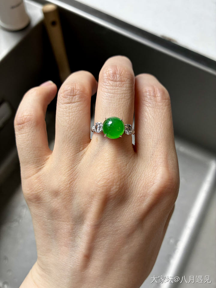 三枚小万的有种有色的绿蛋面戒指💍_翡翠
