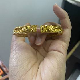 老铺同款3钻戒指广西卢师傅的双龙镯按16手围定制的，成色如图轻微佩戴痕迹