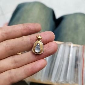 金钱出一个18k金翡翠镶嵌葫芦吊坠