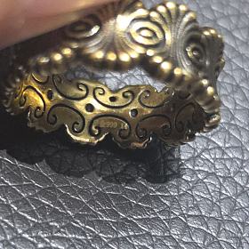 出两件黑金，品牌同款。