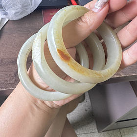 出3个56左右圈口的籽料带皮手镯