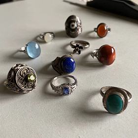 出一些银镶嵌戒指