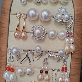 各种镶嵌珍珠首饰，都是银镶