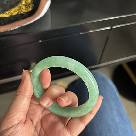 52.1正圈满圈豆绿底色飘色花翡翠手镯