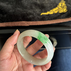 天然翡翠白底青小圈口手镯