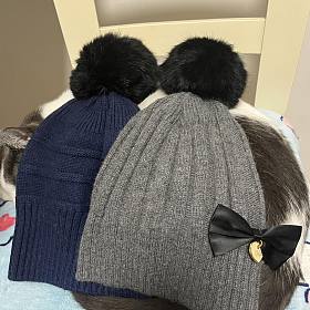 出两个全新羊兔毛帽子