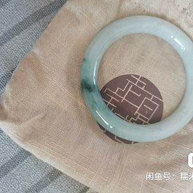 出一只飘兰花圆条翡翠手镯