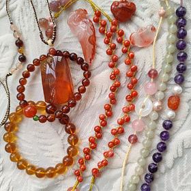 出一些杂七杂八的小玩意儿，主打手链和手镯，琥珀，南红，水晶，玛瑙都有