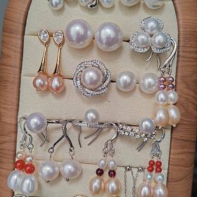 出各种各样的银镶珍珠首饰，耳钉吊坠项链手链都有，详情见楼下