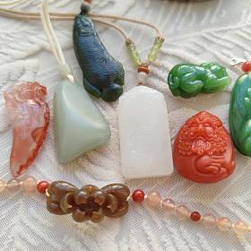 出几个品质不错的自珍和田玉、南红吊坠