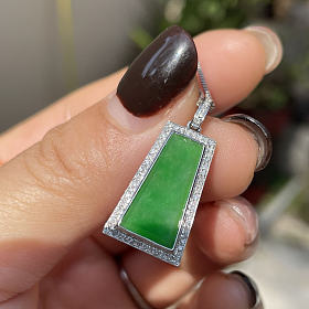 阳绿无事牌18K金钻镶嵌吊坠