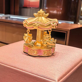 出一个周大福全新旋转木马