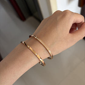 出最近很火的小心意手镯