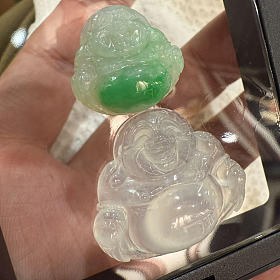 出两个翡翠佛
