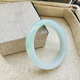 冰胶飘绿色小口径翡翠手镯52mm