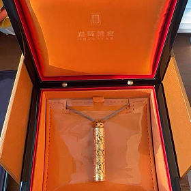 老铺黄金大势至菩萨素金吊坠