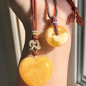 大亏出精品蜜蜡扣子，爱心