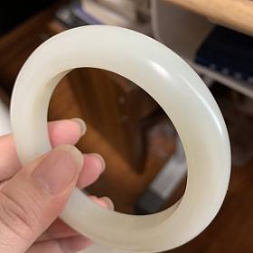 出一只镯子