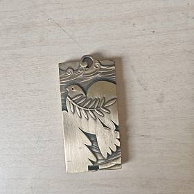 基督教圣鸽流苏挂件，铜合金材质，浮雕工艺，痕迹图案很有分量感。