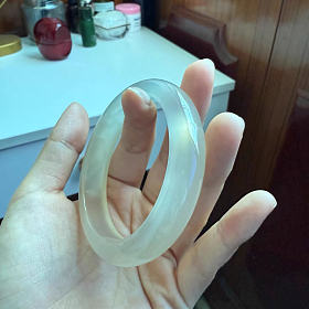 出一个浅香槟玉髓手镯60圈