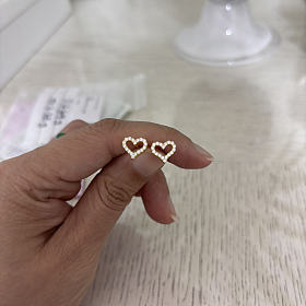 出两对小耳钉