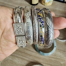 陆续出一部分银镯