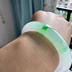 闲置出漂亮货！天然冰底正阳绿白底青圆条翡翠手镯正装厚装