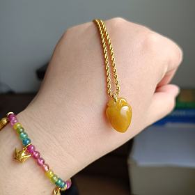 18k镶钻鸡油黄翡桃子吊坠