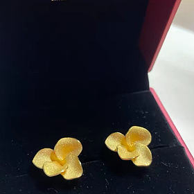 周大福鸡蛋花耳环