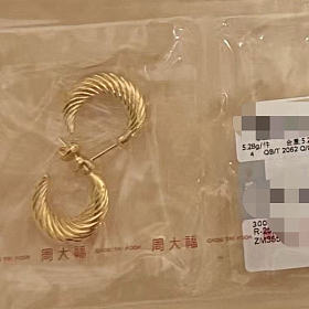 周大福全新牛角包耳饰