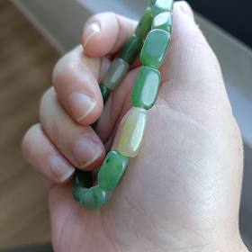 出碧玉随形手串