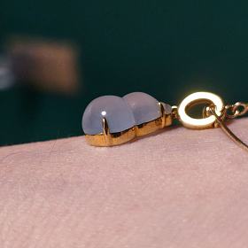 700克价出一个18k伴钻镶嵌翡翠葫芦吊坠