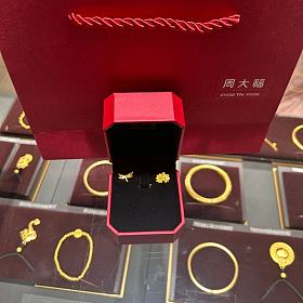 全新全套周大福并蒂莲耳钉