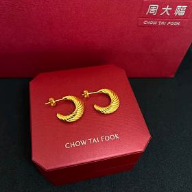 全新全套周大福牛角包耳钉
